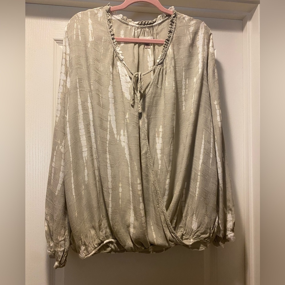 Knox Rose, XXL, tan and white top. Interesting front crossover and tie detail.